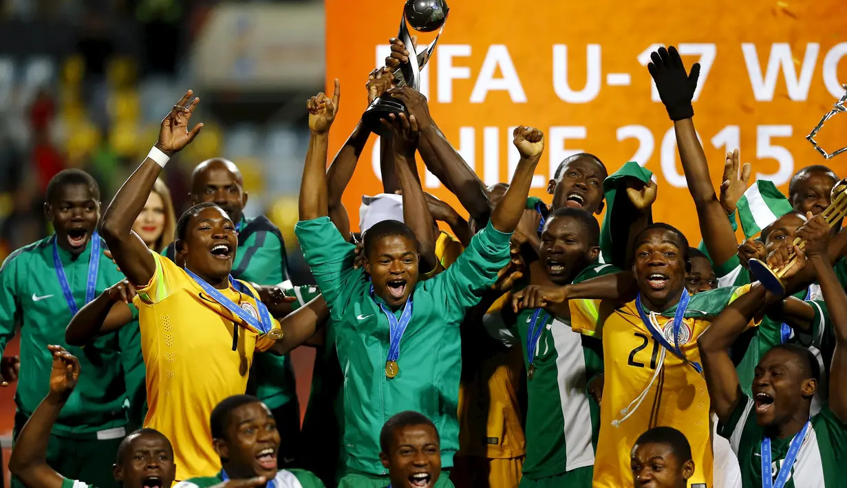 Timnas Nigeria U-17 merayakan gelar juara yang diraihnya setelah mengalahkan Mali dalam final Piala Dunia U-17 di Vina del Mar, Cile, (8/11/2015). (Reuters/Ivan Alvarado)