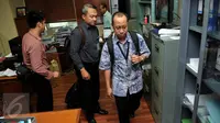 Penyidik KPK membawa koper berisi barang bukti usai penggeledahan ruang kerja F-Partai Hanura Dewie Yasin Limpo di Jakarta, Rabu (21/10). Penggeledahan terkait operasi tangkap tangan KPK terhadap Dewie pada Selasa (20/10) malam. (Liputan6.com/Johan Tallo)