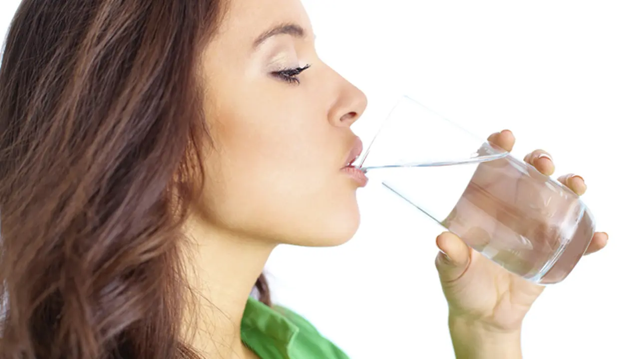Minum Dua Gelas Air Sebelum Makan Mampu Turunkan Berat Badan