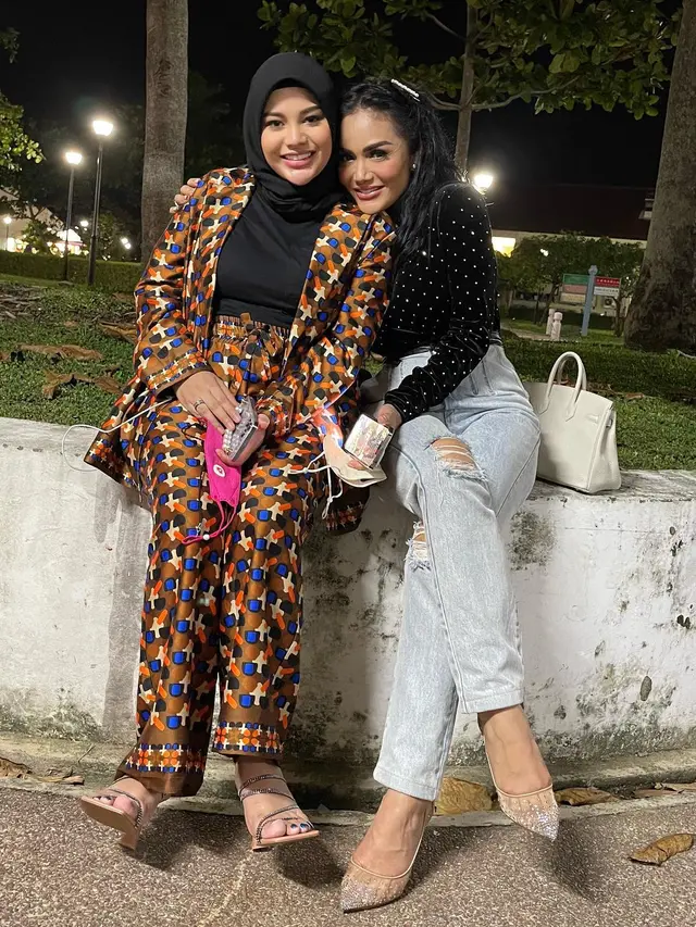 7 Potret Lebaran Krisdayanti dan Ashanty di Singapura, Berkumpul Bersama Anak