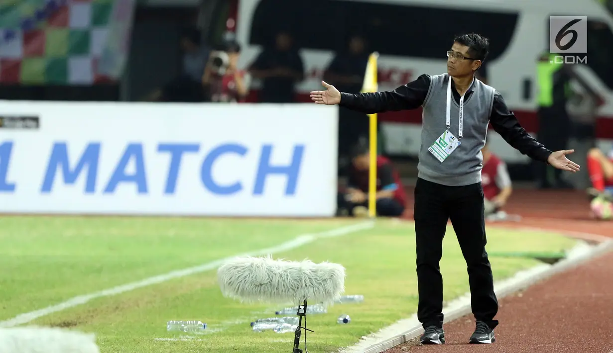Pelatih Arema FC, Joko Susilo memberi arahan saat melawan Bhayangkara FC pada lanjutan Liga 1 Indonesia di Stadion Patriot Candrabhaga, Bekasi, Jumat (4/8). Bhayangkara FC unggul 2-1. (Liputan6.com/Helmi Fithriansyah)