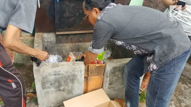 Masyarakat Bekasi dihebohkan dengan penemuan jasad bayi di tong sampah.