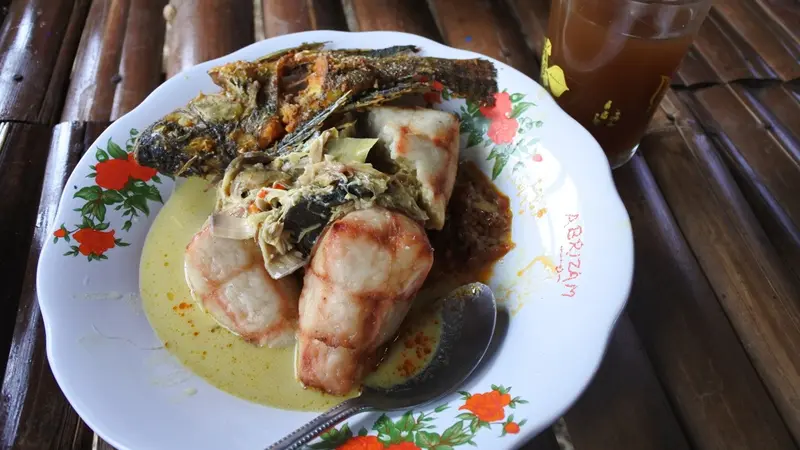 Kupat landan berpadu dengan sayur lodeh jantung pisang dan ikan Senggiring di pinggir Sungai Klawing, Purbalingga. (Foto: Liputan6.com/Kominfo PBG/Muhamad Ridlo)