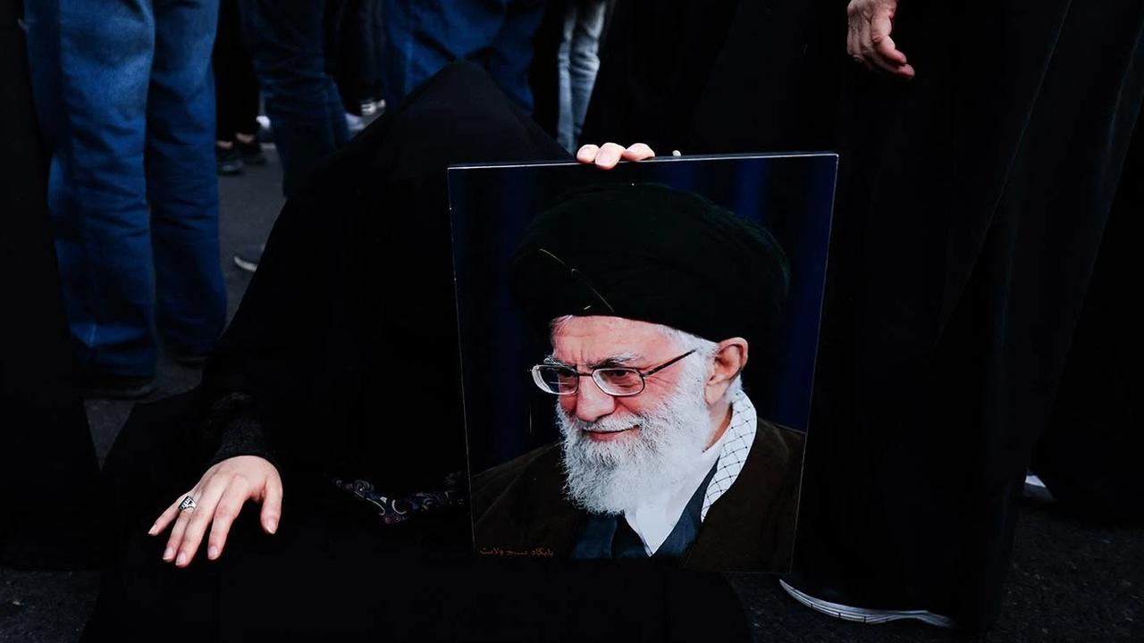FOTO: Iran Berduka Usai Kematian Ayatollah Ali Khamenei dalam Serangan Militer