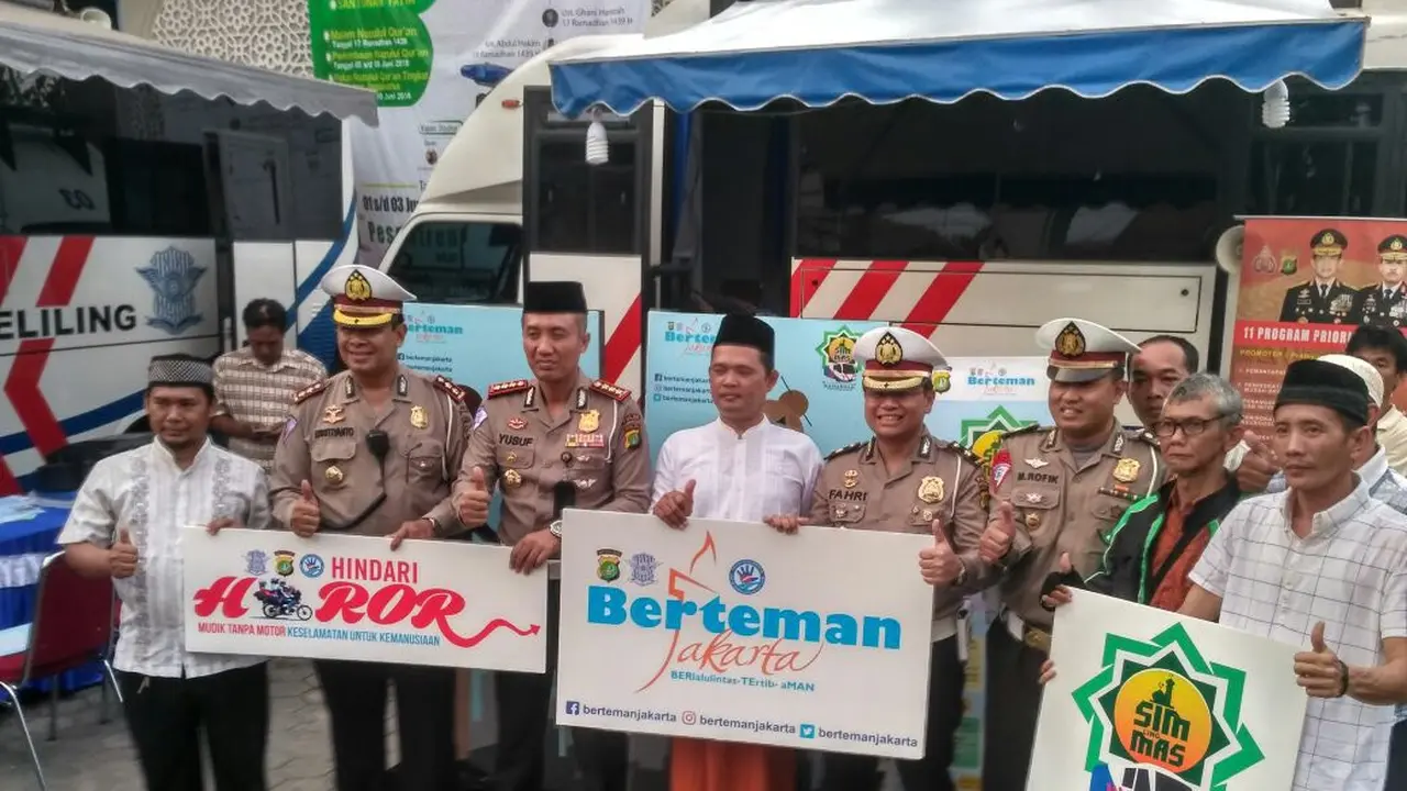 Dirlantas Polda Metro jaya di lokasi gerai perpanjangan sim keliling (Liputan6.com/M Radityo)