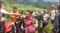 Tim gabungan pencarian pendaki remaja asal Karawang, akhirnya menemukan EGP (16), pendaki remaja asal Kampung Sukaseuri, Desa Sarimulya, Kecamatan Kota Baru, Karawang, di Gunung Cikuray, Jumat pagi (16/05/2025). (liputan6.com/Jayadi Supriadin)