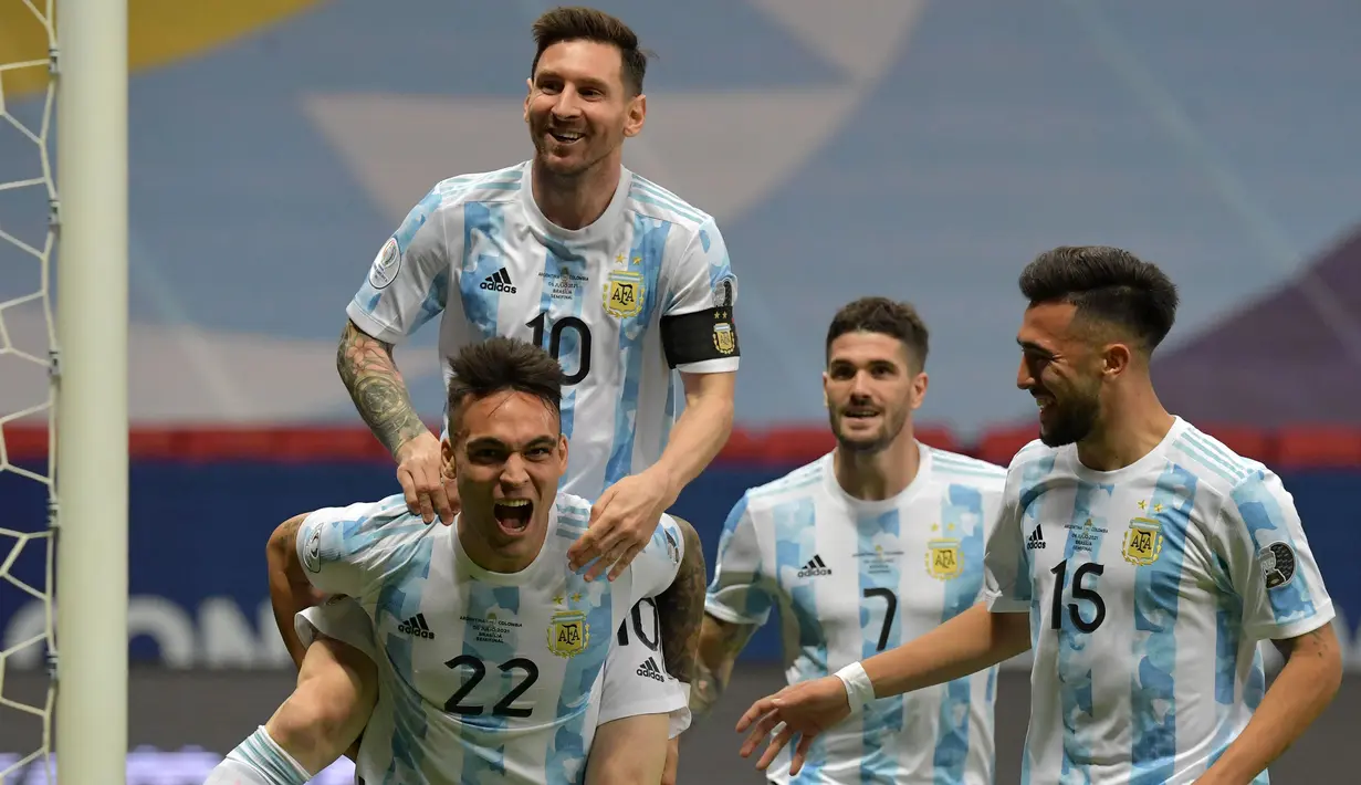 Argentina langsung tampil menyerang pada babak pertama. Gol pembuka langsung terjadi pada menit ketujuh lewat kaki Lautaro Martinez (kiri bawah). Gol cepat ini tercipta dari umpan Lionel Messi dan tak mampu dibendung oleh kiper Kolombia, David Ospina. (Foto: AFP/Nelson Almeida)