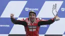 Pembalap Ducati Danilo Petrucci melakukan selebrasi usai memenangi balapan MotoGP Prancis 2020 di Le Mans, Prancis, Minggu (11/10/2020). Danilo Petrucci menjadi yang tercepat disusul Alex Marquez dan Pol Espargaro. (AP Photo/David Vincent)