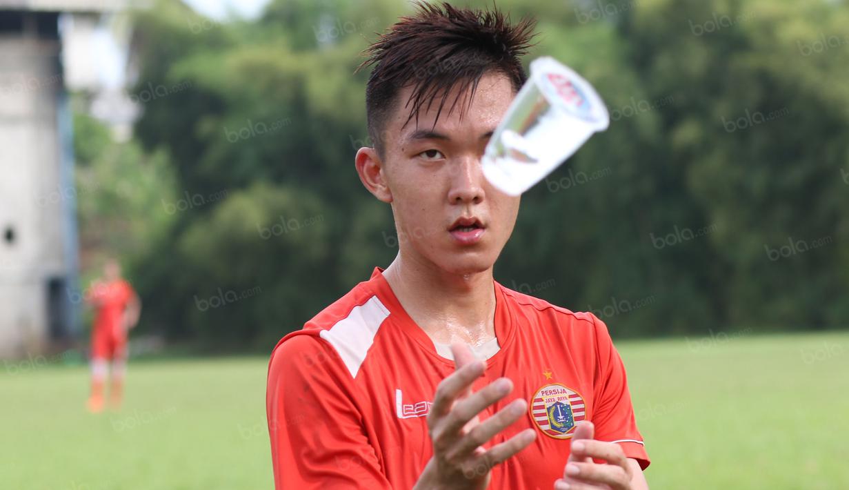 Pemain anyar Persija Jakarta, Sutanto Tan, saat membela timnya melakukan uji coba melawan Villa 2000 di Lapangan POR Pelita Jaya, Sawangan, Sabtu (23/4/2016). (Bola.com/Nicklas Hanoatubun)