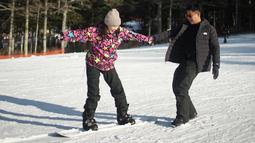 Dalam unggahan Instagramnya, Della Dartyan pun terlihat bahwa belum mahir saat bermain ski salju. Terlihat saat berada di papan seluncur ia pun masih cukup ketakutan karena meluncur dengan cepat. Namun akhirnya, Nino RAN menangkap Della yang tengah melaju sambil panik dan sambil teriak memanggil Nino. (Liputan6.com/IG/@delladartyan)