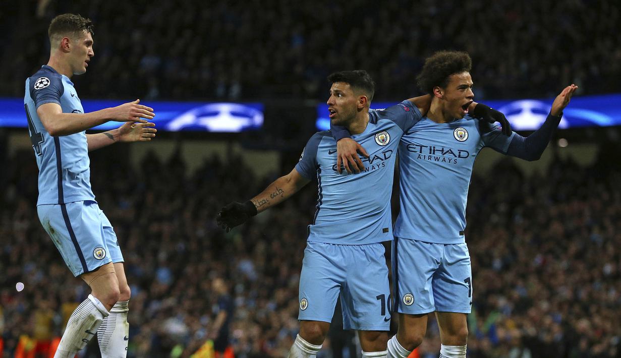 Para pemain Manchester City merayakan gol yang dicetak Leroy Sane ke gawang Monaco pada laga leg pertama 16 besar Liga Champions di Stadion Etihad, Inggris, Rabu (22/2/2017). City menang 5-3 atas Monaco. (AP/Dave Thompson)