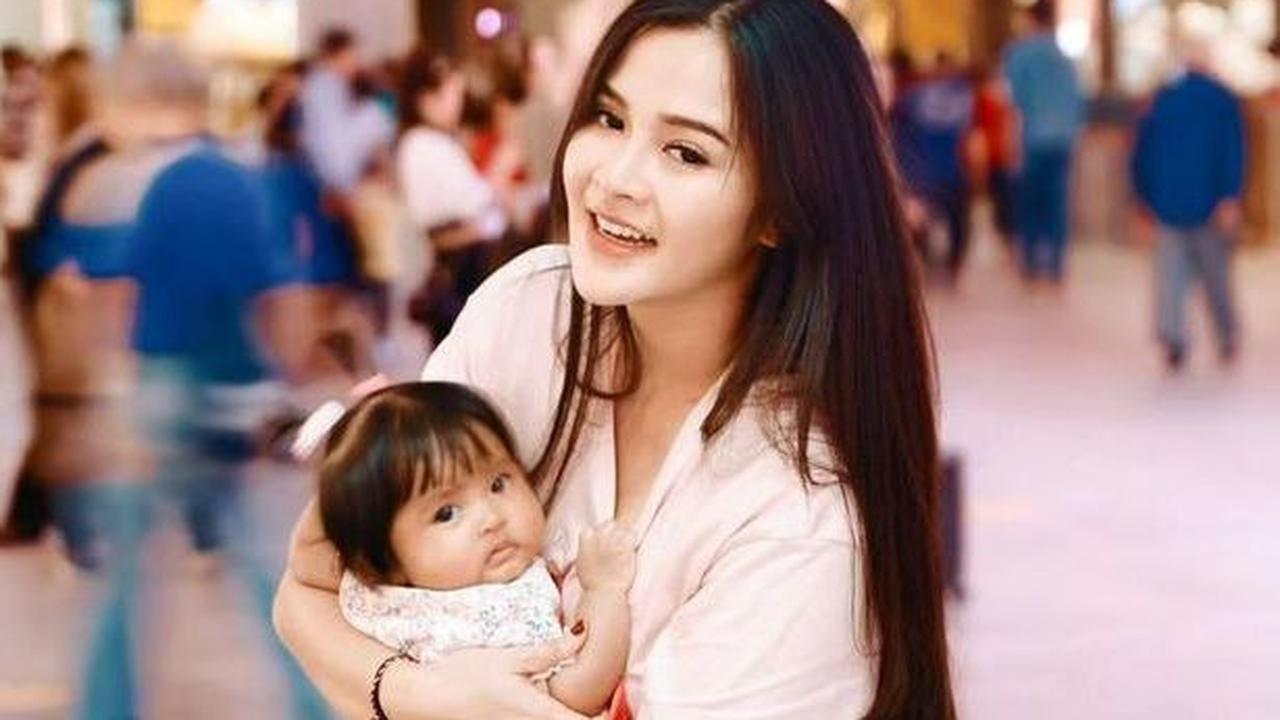 Istri dan anak Denny Caknan tampak begitu cantik meski hanya mengenakan pakaian santai.<br>