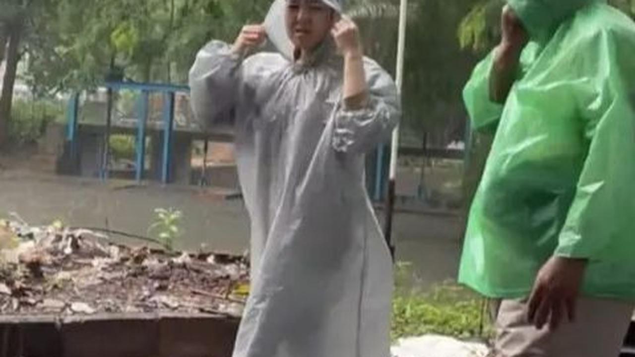 Momen ini mengingatkan kita bahwa banjir di Jakarta merupakan masalah yang kompleks dan tidak mudah untuk diselesaikan.<br>