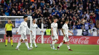 Para pemain Real Madrid meninggalkan lapangan setelah kalah dalam pertandingan melawan Deportivo Alaves pada lanjutan La Liga Spanyol di stadion Mendizorroza, di Vitoria (6/10). Madrid takluk 1-0 Deportivo Alaves. (AP Photo/Alvaro Barrientos)