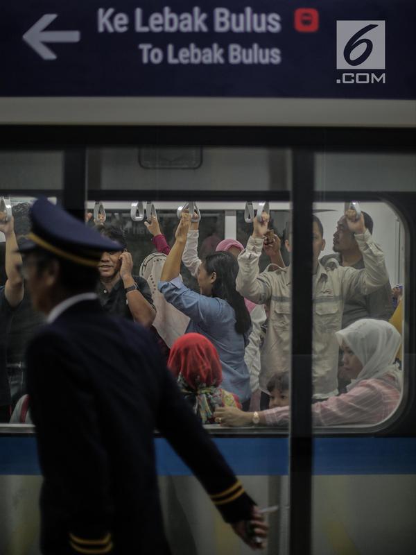 Warga menaiki kereta MRT di pintu masuk Stasiun MRT Bundaran HI, Jakarta, Minggu (24/3). Moda Raya Terpadu (MRT) Jakarta Fase 1 dengan rute Bundaran HI - Lebak Bulus resmi beroperasi. (Liputan6.com/Faizal Fanani)