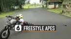ketika pemotor itu bergaya dengan dua kakinya berada di satu sisi, pemotor tersebut terjatuh hingga lututnya mengenai aspal.