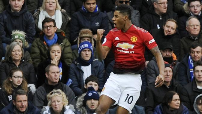 Striker Manchester United, Marcus Rashford, melakukan selebrasi usai membobol gawang Leicester City pada laga Premier League di Stadion King Power, Minggu (3/2). Manchester United menang 1-0 atas Leicester City. (AP/Rui Vieira)