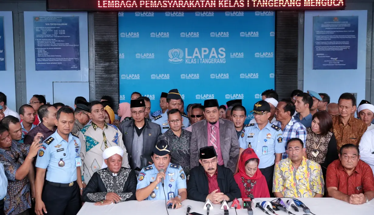 Seperti diketahui, pada tahun 2009 silam, Antasari Azhar divonis 18 tahun penjara atas pembunuhan Nasarudin Zulkarnain. Ia bebas bersyarat setelah menjalani dua pertiga masa tahanan bertepatan Hari Pahlawan tahun ini. (Adrian Putra/Bintang.com)