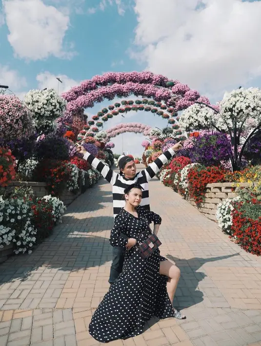 Selama berlibur di Dubai, pasangan Chelsea Olivia dan Glenn Alinskie juga menghabiskan waktu berdua tanpa Natusha. Seperti halnya saat mereka mengunjungi taman bunga ini, wajah semringah terpancar dari pasangan muda ini. (Instagram/Chelseaolivia)