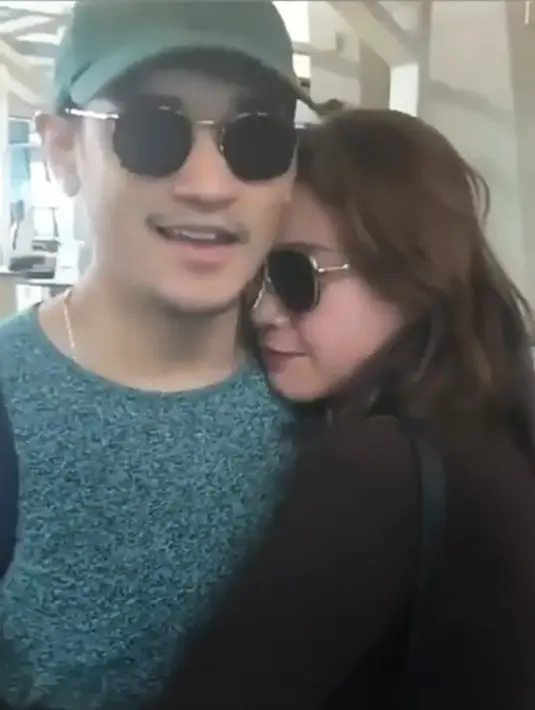 Penyanyi Rossa saat memeluk Afgansyah Reza saat berada di bandara. Rossa dan Afgan tak segan menunjukkan kedekatan spesial anatara keduanya. Momen ini diabadikan oleh Titi DJ. (Instagram/@afros279)