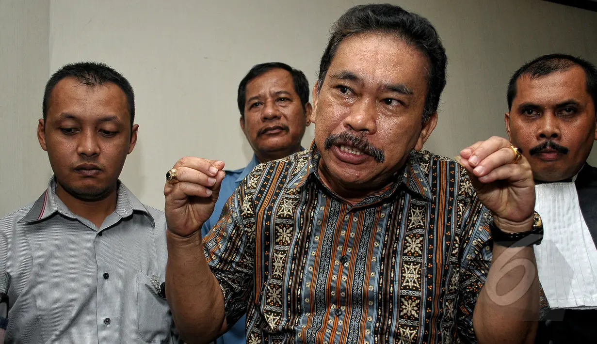 Bonaran Situmeang memberikan keterangan pers usai menjalani sidang vonis di Pengadilan Tipikor, Jakarta, Senin (11/5/2015). Bonaran mengaku kecewa dengan putusan hakim terhadap dirinya (Liputan6.com/Yoppy Renato)
