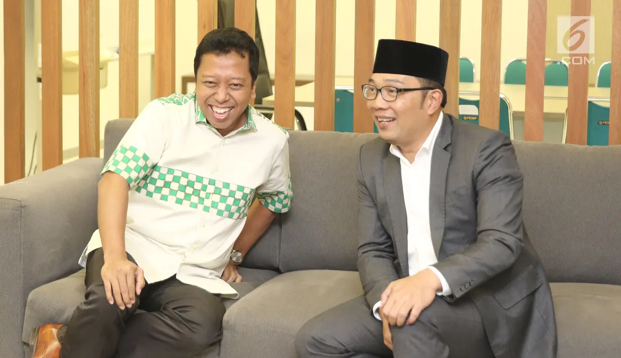 Ketua Umum PPP, Romahurmuzy menerima kunjungan Calon Gubernur Jawa Barat, Ridwan Kamil di kantor DPP PPP, Jakarta, Rabu (4/7). Ridwan Kamil melaporkan hasil Pilgub Jabar 2018 kepada Ketum PPP. (Liputan6.com/Herman Zakharia)