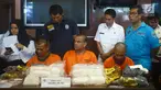 Petugas BNN menunjukkan tiga tersangka berserta barang bukti sabu seberat 20 Kg saat rilis di Kantor BNN, Jakarta, Kamis (26/4). Sabu tersebut diselundupkan dari Malaysia ke Dumai. (Merdeka.com/Imam Buhori)