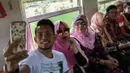 Penyerang timnas Indonesia, Andik Vermansah, menikmati perajalan menggunakan kereta api Prambanan Ekspres dari Solo menuju Yogyakarta pada Rabu (7/9/2016). (Bola.com/Vitalis Yogi Trisna)