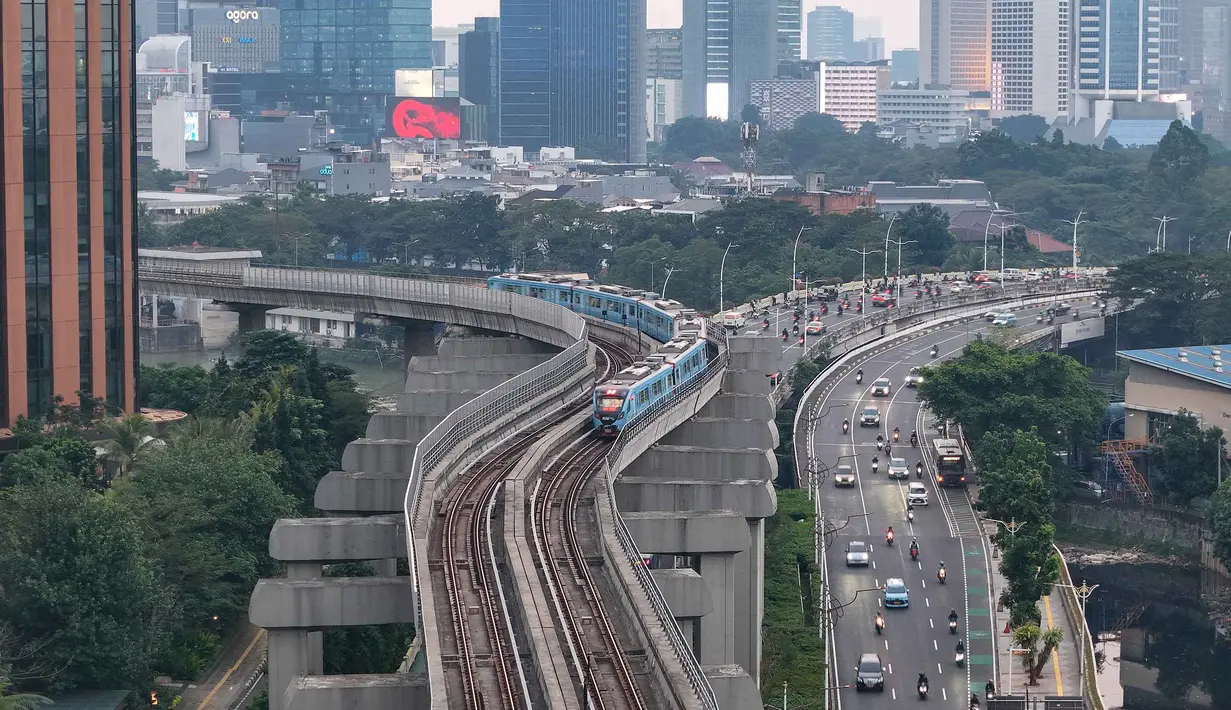 Rangkaian kereta Lintas Raya Terpadu (LRT) Jabodebek melintas di kawasan Kuningan,  Jakarta, Rabu, 15 Juli 2026. (KLY/Arie Basuki)