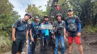 Para pendaki Gunung Dempo di Pagar Alam Sumsel saat mencapai ke puncak Top Gunung Dempo (Dok. Pribadi Yusuf / Nefri Inge)