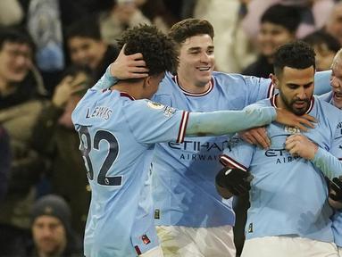 Para pemain Manchester City merayakan gol yang dicetak oleh Riyad Mahrez ke gawang Tottenham Hotspur pada laga Liga Inggris di Stadion Etihad, Kamis (19/1/2023). Manchester City menciptakan comeback sensasional saat menjamu Tottenham Hotspur di Liga Inggris. (AP Photo/Dave Thompson)