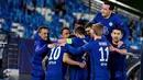 Para pemain Chelsea merayakan gol yang dicetak oleh Christian Pulisic ke gawang Real Madrid pada laga semifinal Liga Champions di Stadion Alfredo di Stefano, Rabu (28/4/2021). Kedua tim bermain imbang 1-1. (AFP/Javier Soriano)