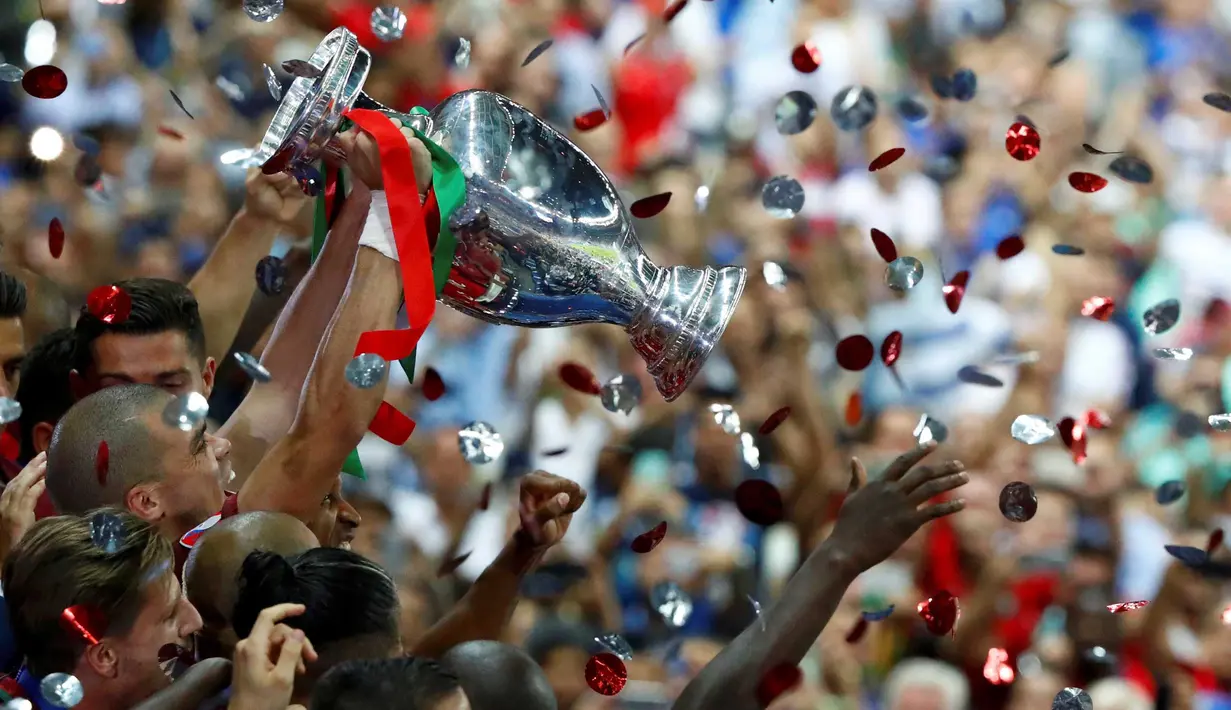 Para pemain Portugal mengangkat trofi juara piala Eropa 2016  usai mengalahkan Prancis 1-0 di Stade de France, Saint-Denis, Prancis, (10/7/2016). (REUTERS/Christian Hartmann)