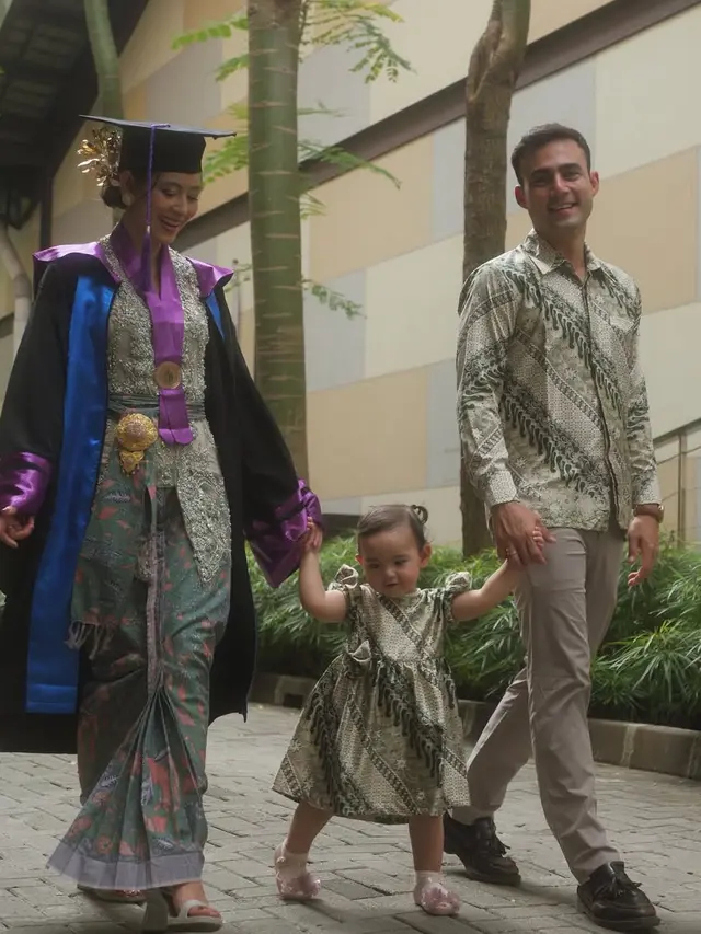 Laura Theux Tampil Look Bali saat wisuda dihadiri keluarga. [@laura_theux]