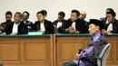 Tersangka kasus korupsi migas, Fuad Amin Imron menjalani sidang putusan sela di Pengadilan Tipikor, Jakarta, Senin (25/5/2015). Fuad terlibat kasus dugaan suap jual beli pasokan gas alam di Gresik dan Gili Timur, Bangkalan. (Liputan6.com/Helmi Afandi)