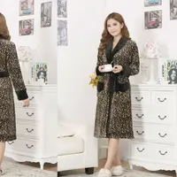 Gaya dengan jubah tidur. (via: istimewa)