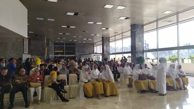Keluarga calon anggota baru DPR periode 2019-2024 hadir di Parlemen jelang pelantikan