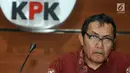 Wakil Pimpinan KPK Saut Situmorang saat menunjukkan barang bukti uang hasil OTT Bandung Barat di Gedung KPK, Jakarta, Rabu (11/4). KPK menyita uang sebesar Rp 435 juta. (Merdeka.com/Dwi Narwoko)