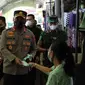 Kapolres Nganjuk AKBP Boy Jeckson membagikan masker ke warga. (Istimewa)