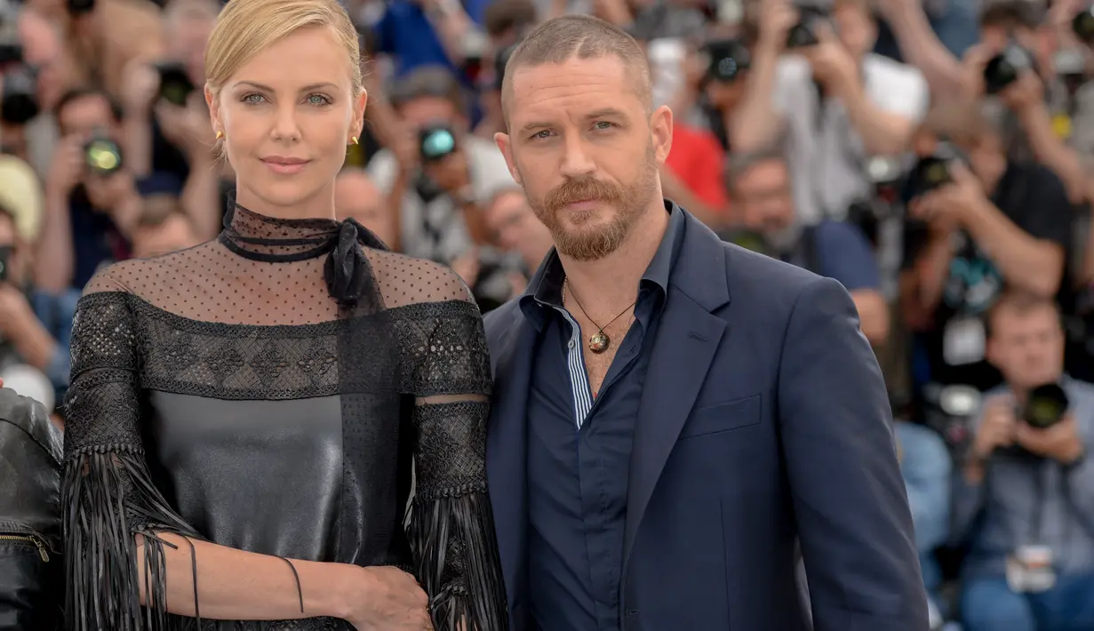 Saat pembuatan flm Mad Max: Fury Road, Charlize Theron tak miliki momen yang baik dengan Tom Hardy. Namun Tom mengatakan sebaliknya. (prevnext Stephane Cardinale/Corbis via Getty Images)