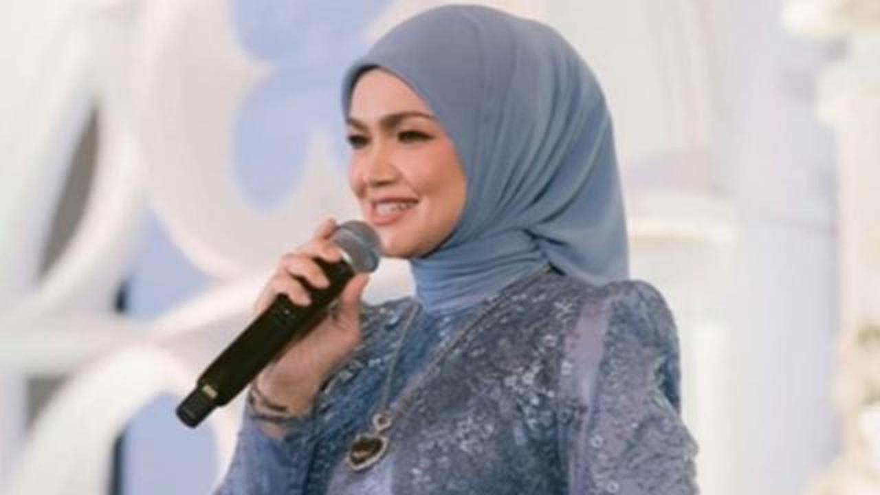7 Potret Gaun Brokat Siti Nurhaliza di Pernikahan Anak Sambung, Detail Payet Memukau