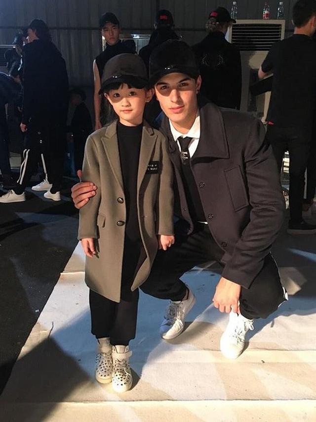 6 Potret Xie Shu Yu, Model Cilik Asal China yang Disebut Mirip Mark NCT