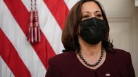 Wakil Presiden AS Kamala Harris saat berada di Ruang Makan Negara, Gedung Putih di Washington, DC, pada 21 Januari 2021. Kamala Harris juga menjadi warga keturunan Asia dan Jamaika pertama yang menduduki posisi Wakil Presiden di Amerika Serikat. (MANDEL NGAN / AFP)