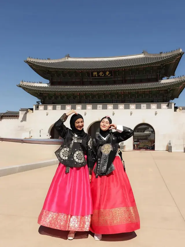 Gaya Kompak Shireen Sungkar dan Ryana Dea Liburan Dadakan di Korea Selatan, Tampil Santun Kenakan Hanbok dan Hijab Kembar