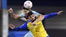 <p>Pemain Burnley James Tarkowski (kiri) berebut bola dengan pemain Southampton Armando Broja (kanan) pada pertandingan Liga Inggris di Turf Moor, Burnley, Inggris, 21 April 2022. Burnley menang 2-0. (Oli SCARFF/AFP)</p>
