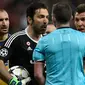 Kiper Juventus, Gianluigi Buffon memprotes wasit Michael Oliver saat bermain di kandang Real Madrid pada leg kedua perempat final Liga Champions, Rabu (11/4). Buffon marah setelaH wasit memberikan hadiah penalti kepada Real Madrid. (OSCAR DEL POZO/AFP)