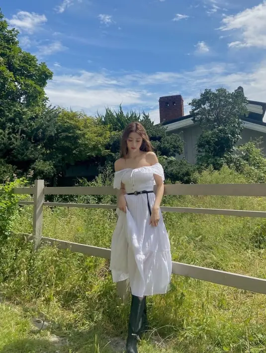 Balutan white dress dengan off shoulder, lalu ditambah ankle boots membuat Yunjin terlihat seperti country girl yang selalu bahagia dan menikmati hidupnya. Outfit satu ini membuat ia tidak kalah memesona dengan pemandangan di belakanganya. [@jenaissante]