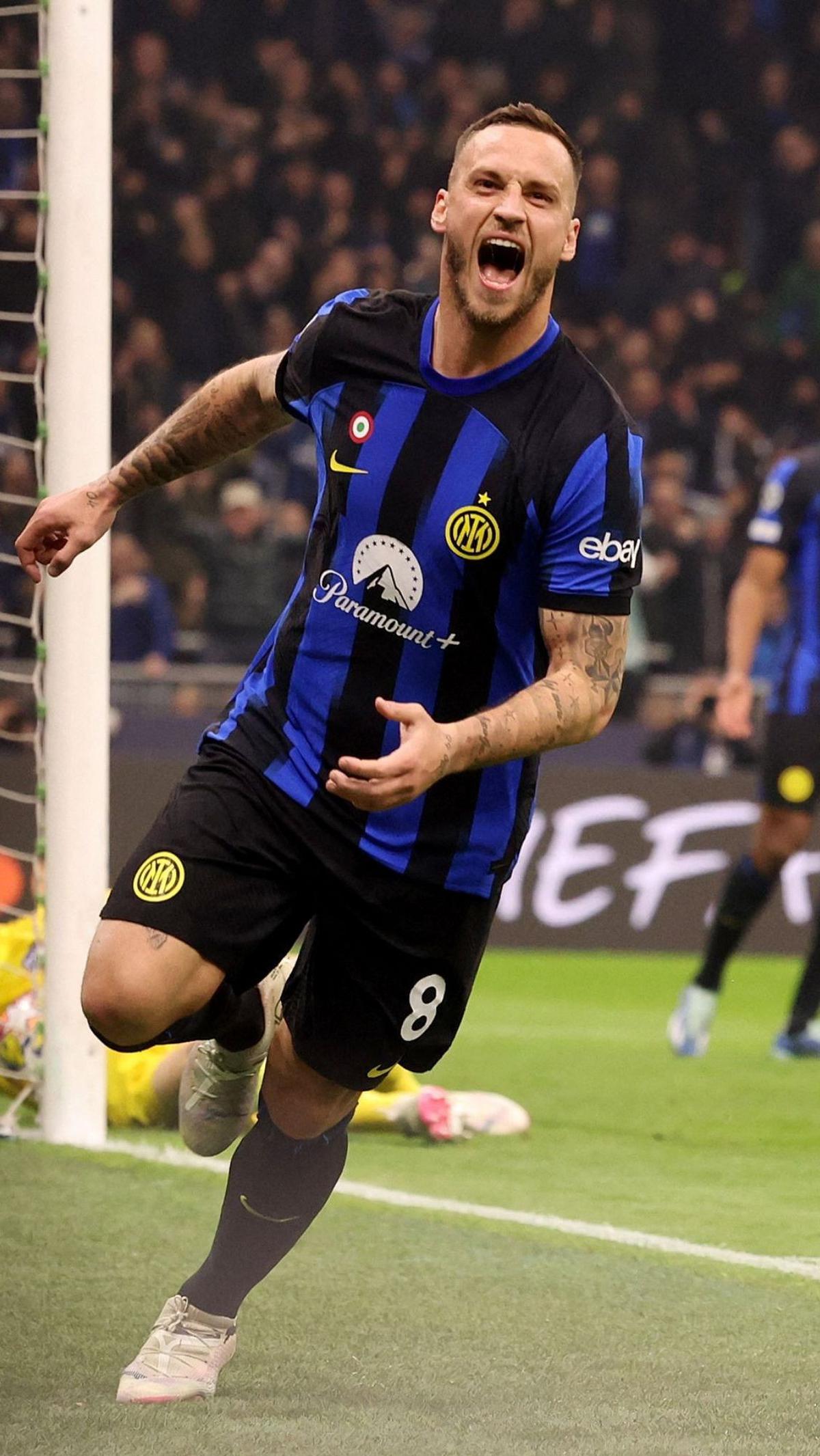 Hingga pada menit ke-79, Inter akhirnya mencetak gol melalui aksi Arnautovic setelah bola liar mengalir ke jalur lariannya. Foto: REUTERS / Claudia Greco<br>