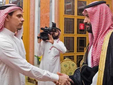 Putra Mahkota Mohammed bin Salman menemui anggota keluarga dari mendiang jurnalis Jamal Khashoggi di Istana Kerajaan Saudi di Riyadh, Selasa (23/10). Dalam pertemuan, keluarga Khasoggi diwakili sang putra, Salah dan saudaranya, Sahel. (Handout/SPA/AFP