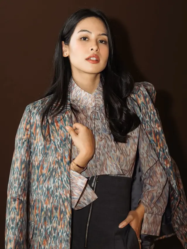 Maudy Ayunda saat di Malaysia tampil formal. [@jessechoi_]